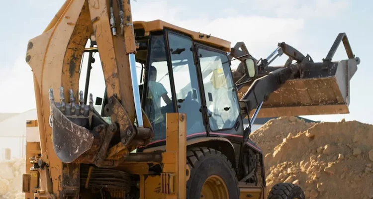 Aluguel de empilhadeiras vs. compra de mini escavadeira